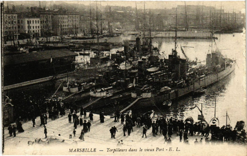 Carte postale ancienne Marseille Torpilleurs dans le Vieux Port à Marseille