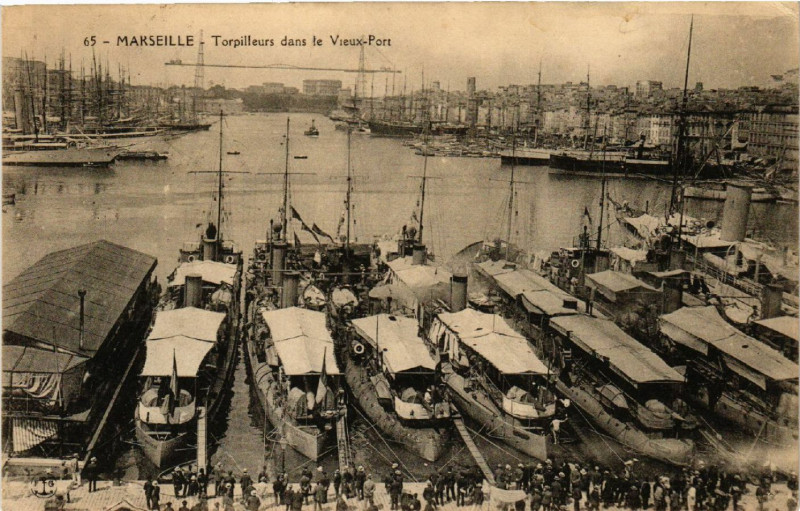 Carte postale ancienne Marseille Torpilleurs dans le Vieux Port à Marseille