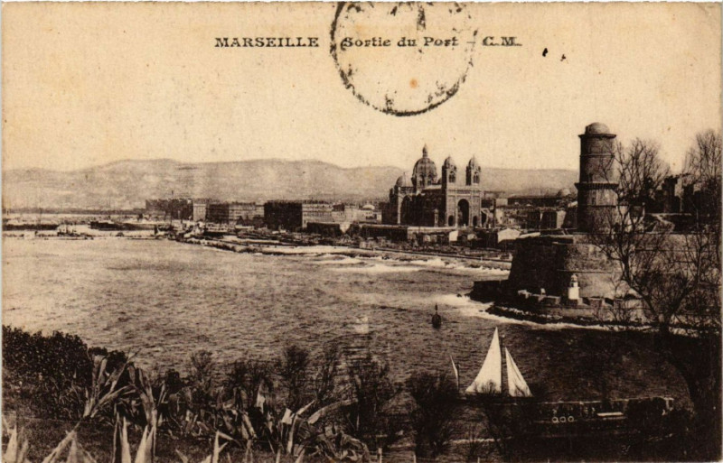 Carte postale ancienne Marseille Sortie du Port à Marseille