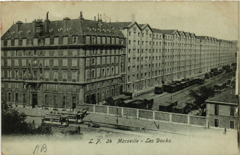 Carte postale ancienne Marseille Les Docks à Marseille