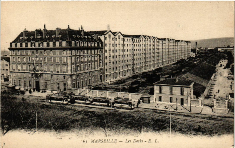 Carte postale ancienne Marseille Les Docks à Marseille