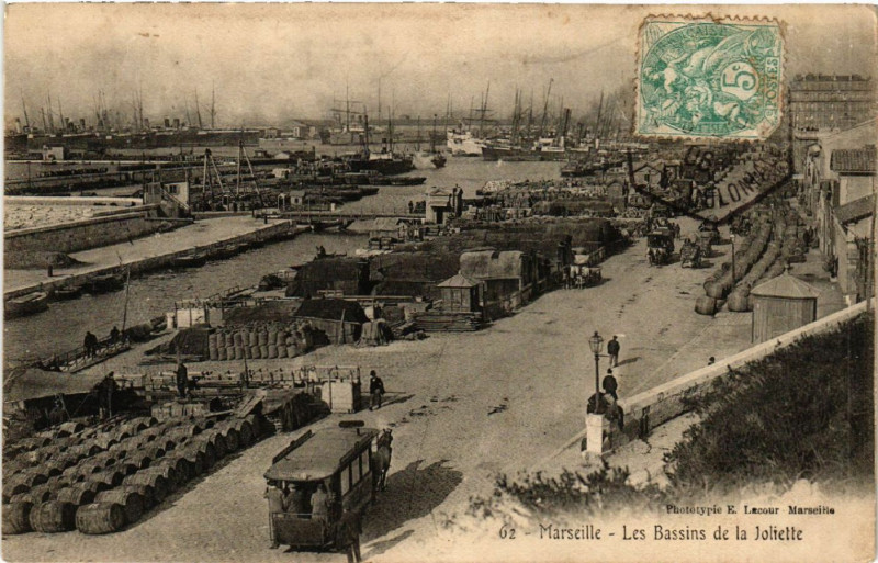 Carte postale ancienne Marseille Les Bassins de la Joliette à Marseille