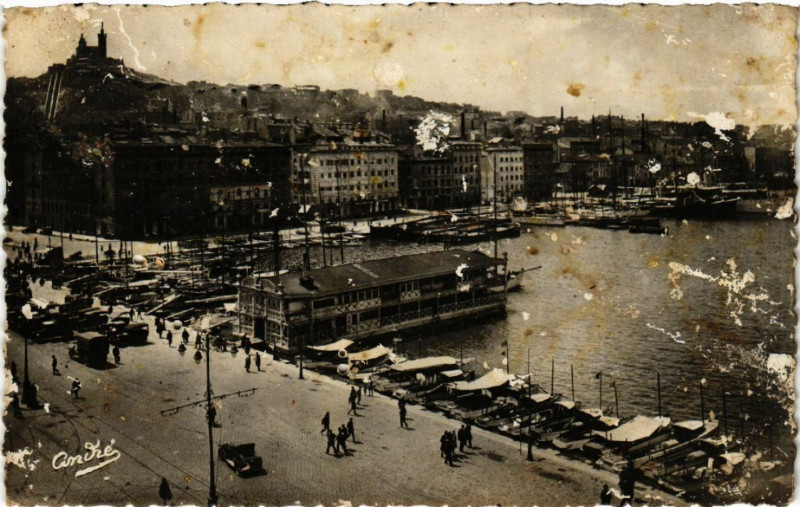 Carte postale ancienne Marseille Le Vieux Port, les Quais au fond N.-D. Dee la Garde à Marseille