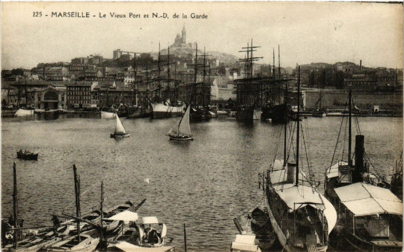 Carte postale ancienne Marseille Le Vieux Port et Notre Dame de la Garde à Marseille