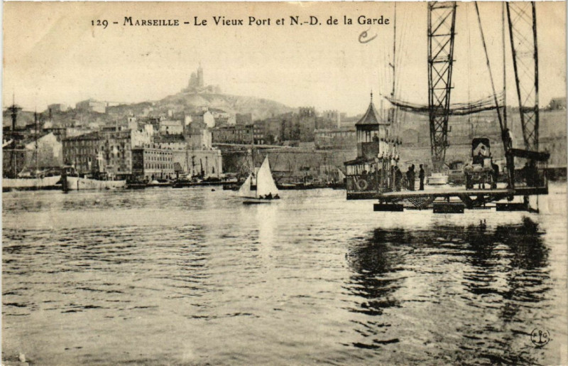 Carte postale ancienne Marseille Le Vieux Port et Notre Dame de la Garde à Marseille