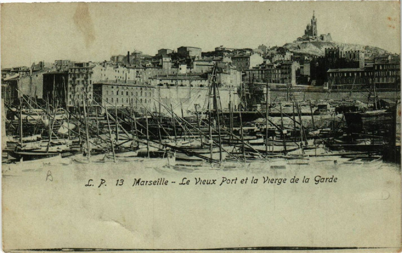 Carte postale ancienne Marseille Le Vieux Port et la Vierge de la Garde à Marseille