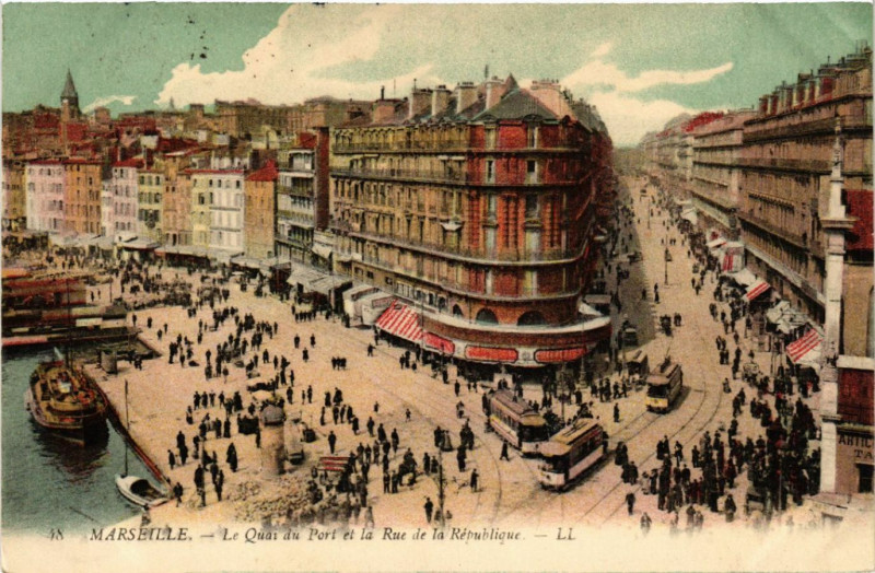 Carte postale ancienne Marseille Le Quai du Port et la Rue de la Republique à Marseille