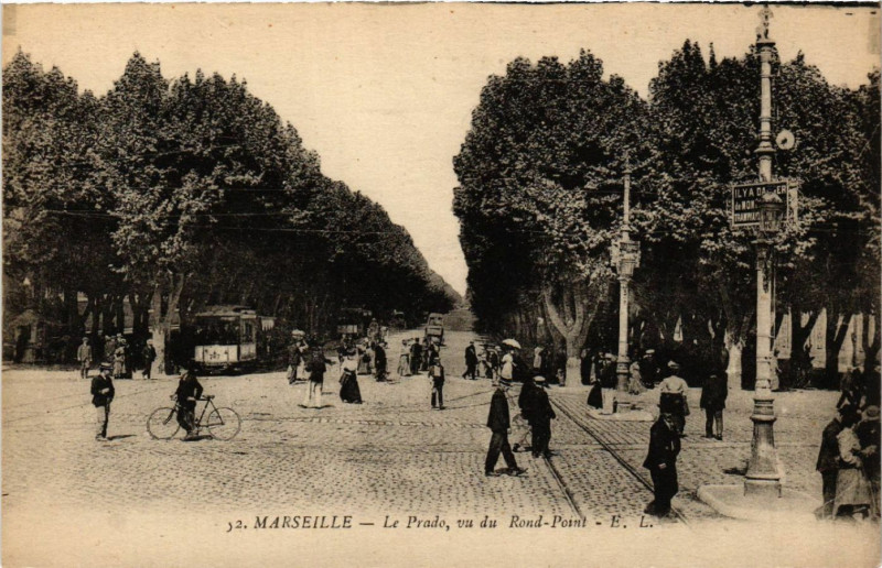 Carte postale ancienne Marseille Le Prado, vue du Rond Point à Marseille