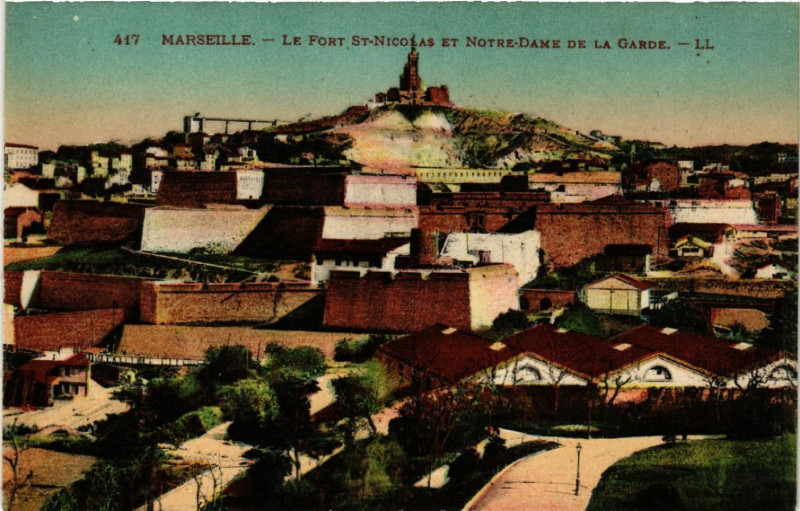 Carte postale ancienne Marseille Le Fort St-Nicolas et Notre Dame de la Garde à Marseille