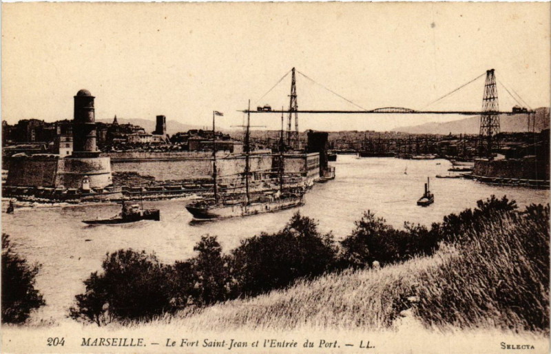 Carte postale ancienne Marseille Le Fort St-Jean et l'Entree du Port à Marseille