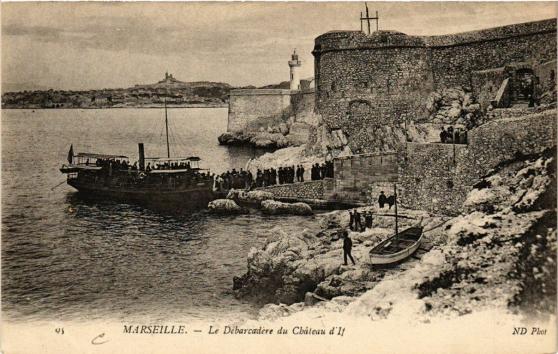 Carte postale ancienne Marseille Le Debarcadere du Chateau d'If à Marseille