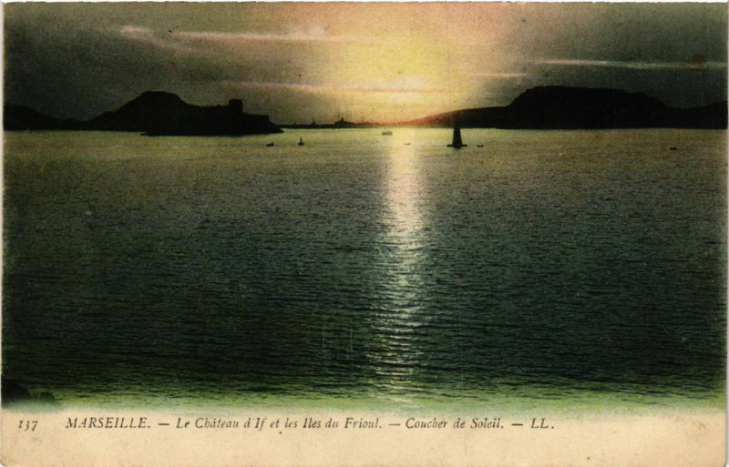 Carte postale ancienne Marseille Le Chateau d'If et les Iles du Frioul.Coucher de Soleil. à Marseille
