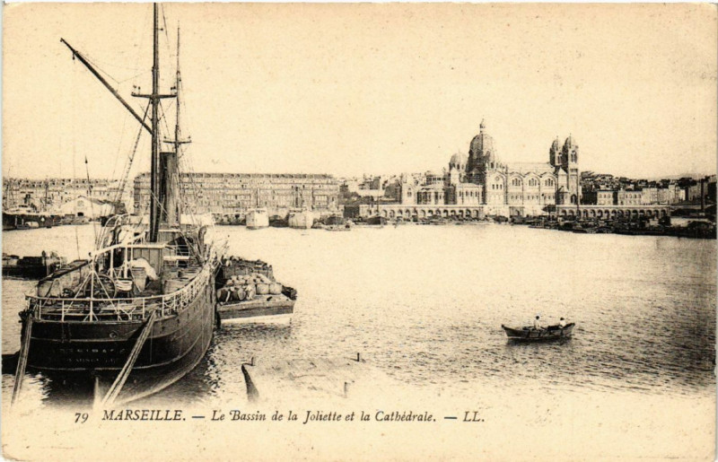 Carte postale ancienne Marseille Le Bassins de la Joliette et la Cathedrale à Marseille