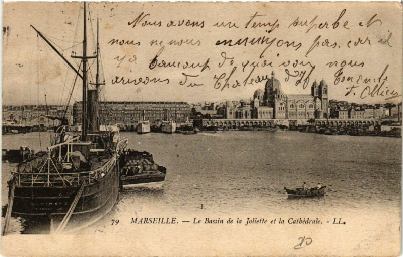 Carte postale ancienne Marseille Le Bassin de la Joliette et la Cathedrale à Marseille