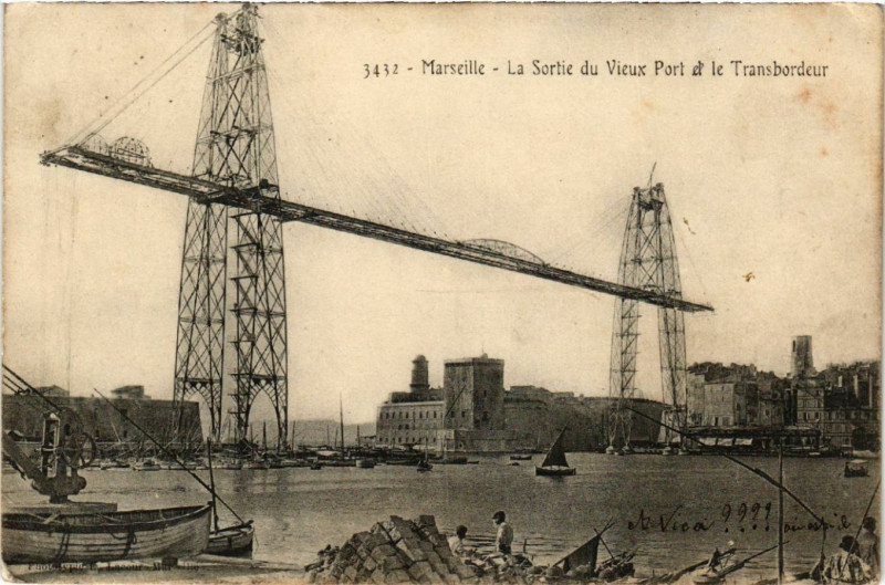 Carte postale ancienne Marseille La Sortie du Vieux Port et le Transbordeur à Marseille