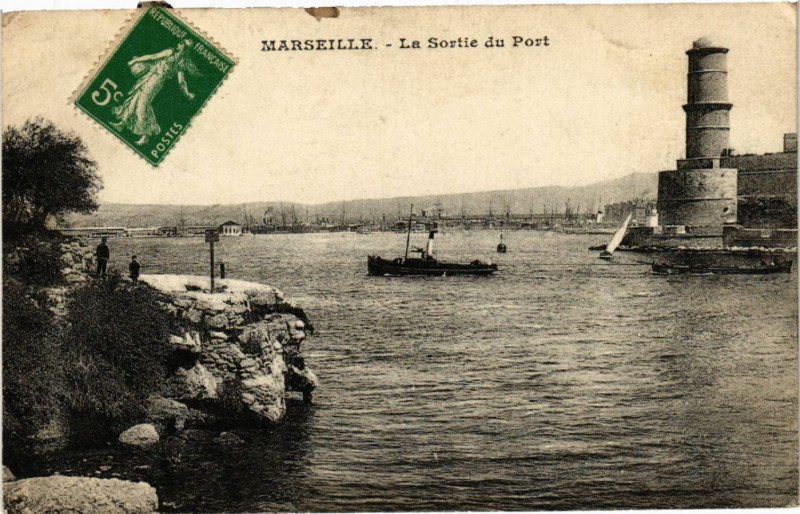 Carte postale ancienne Marseille La Sortie du Port à Marseille