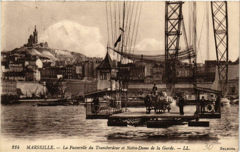 Carte postale ancienne Marseille La Passerelle du Transbordeur et Notre Dame de la Garde à Marseille