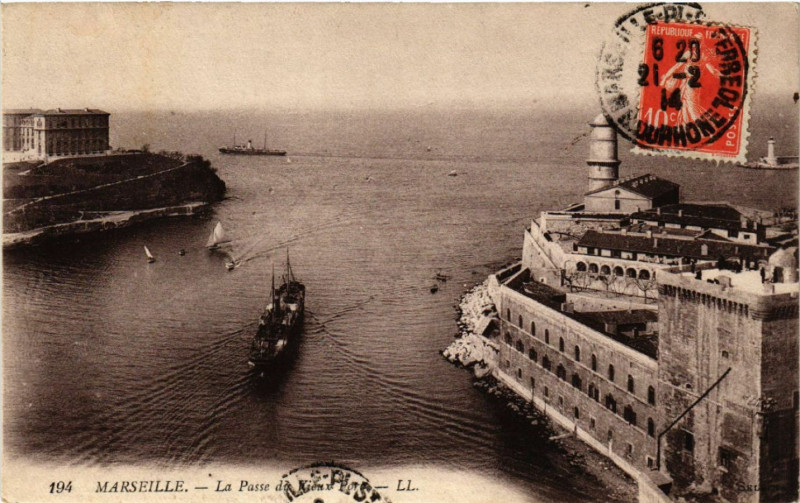 Carte postale ancienne Marseille La Passe du Vieux Port à Marseille