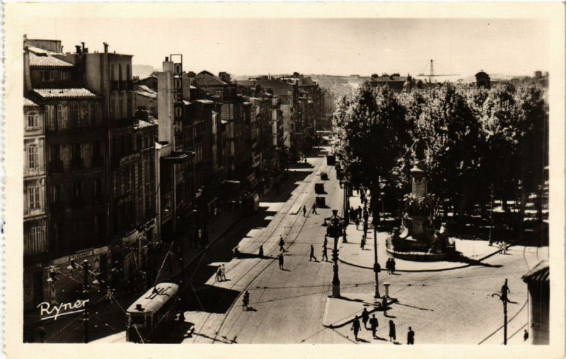 Carte postale ancienne Marseille La Cannebiere, vue du Carrefour du Chapitre à Marseille