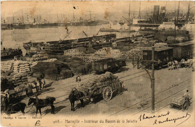 Carte postale ancienne Marseille Interieur du Bassin de la Joliette à Marseille