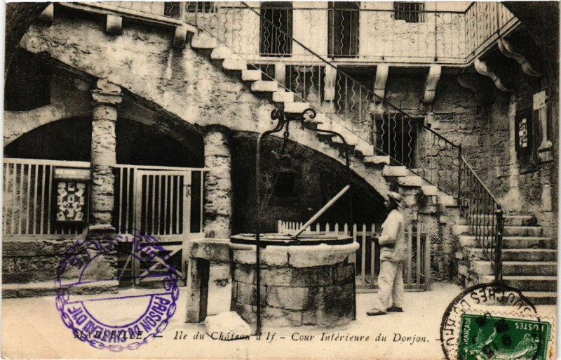 Carte postale ancienne Marseille Ile du Chateau d'If-Cour Interieure du Donjon à Marseille