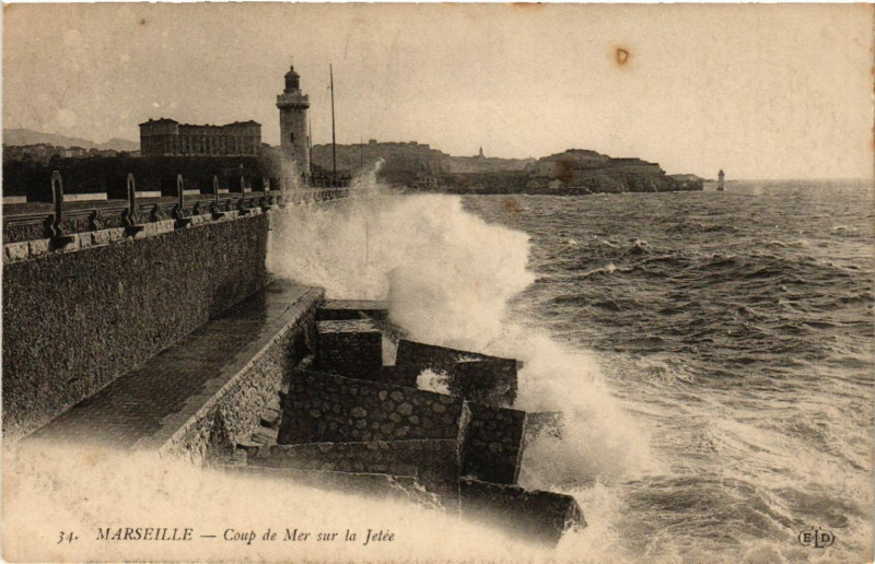 Carte postale ancienne Marseille Coup de Mer sur la Jetee à Marseille