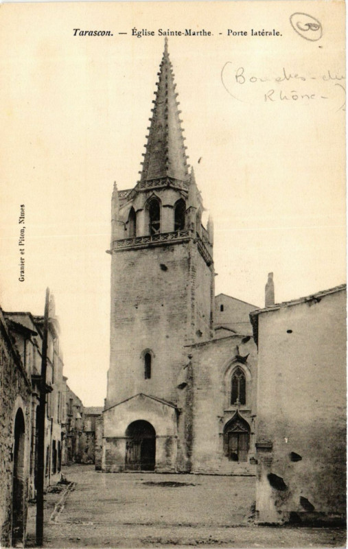Carte postale ancienne Tarascon Eglise Ste-Marthe-Porte laterale à Tarascon
