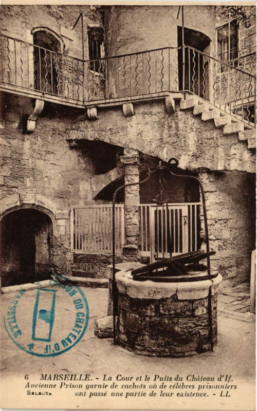 Carte postale ancienne Marseille La Cour et le Puits de Chateau d'If à Marseille