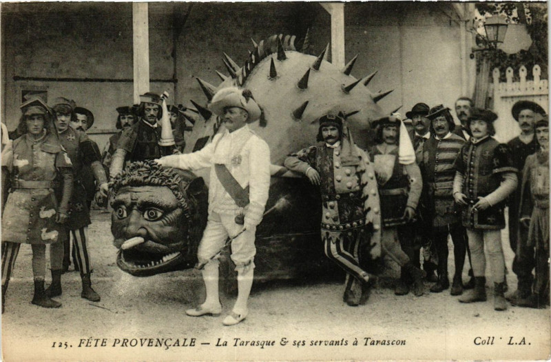 Carte postale ancienne Fete Provencale La Tarasque&ses servants a Tarascon à Tarascon