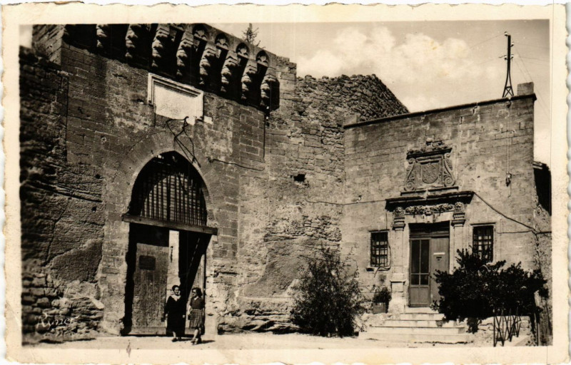 Carte postale ancienne Entree du Chateau de l'Emperi