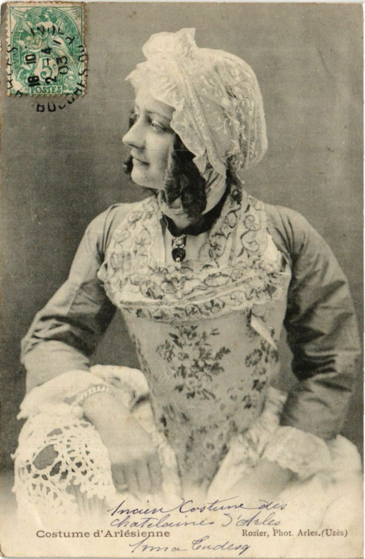 Carte postale ancienne Costume d'Arlésienne
