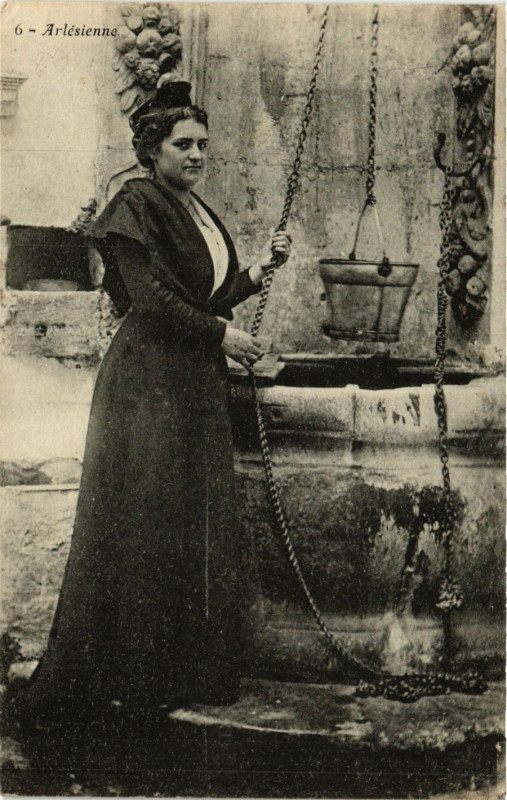 Carte postale ancienne Arlésienne