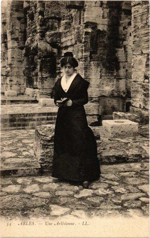 Carte postale ancienne Arles Une Arlésienne à Arles