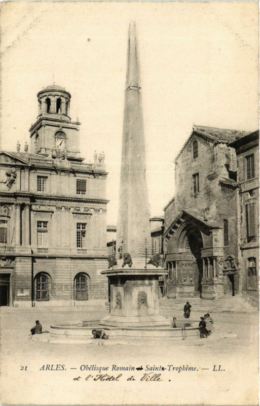 Carte postale ancienne Arles Obelisque Romain St-Trophime à Arles
