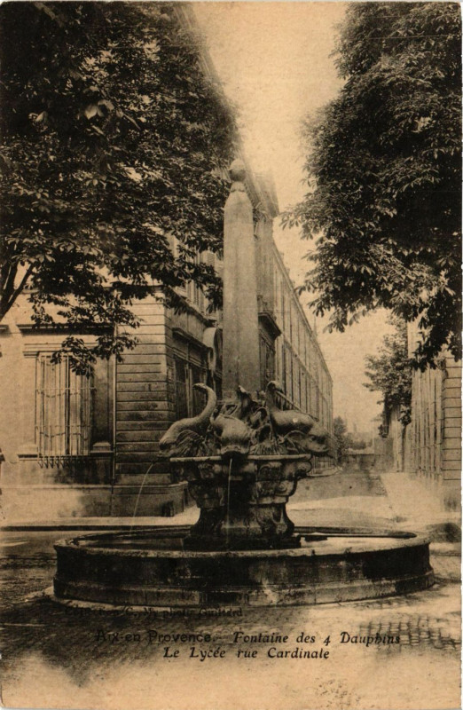 Carte postale ancienne Aix-en-Provence Fontaine des 4 Delphins-Le Lycee rue Cardinale à Aix-en-Provence