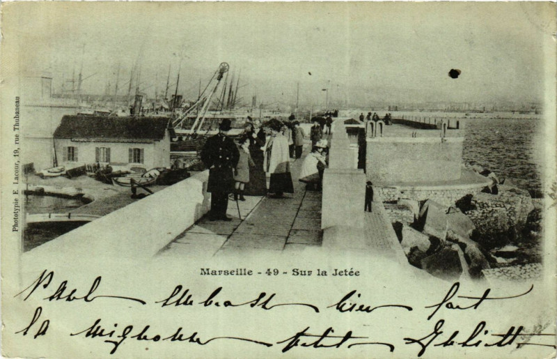 Carte postale ancienne Marseille Sur la Jetee à Marseille