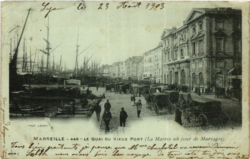 Carte postale ancienne Marseille Le Quai du Vieux Port La Mairie un jour de Mariage à Marseille