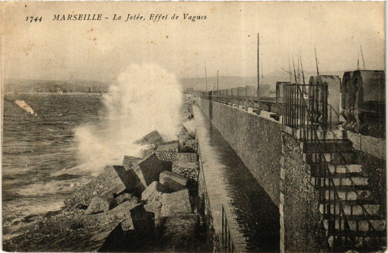 Carte postale ancienne Marseille La Jetee Effet de Vagues à Marseille