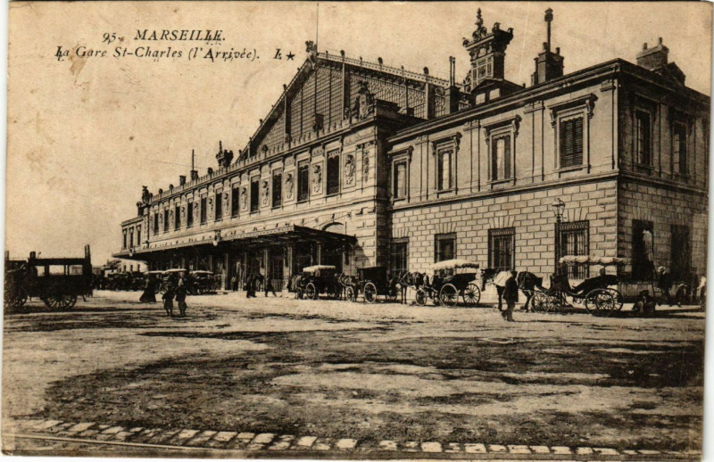 Carte postale ancienne Marseille La Gare St-Charles. L'Arrivee à Marseille