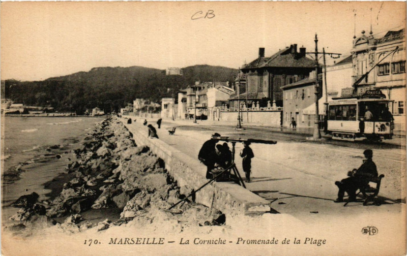 Carte postale ancienne Marseille La Corniche Promenade de la Plage à Marseille