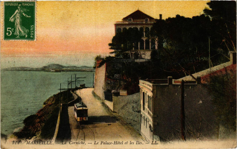 Carte postale ancienne Marseille La Corniche Le Palace Hotel et les Iles à Marseille