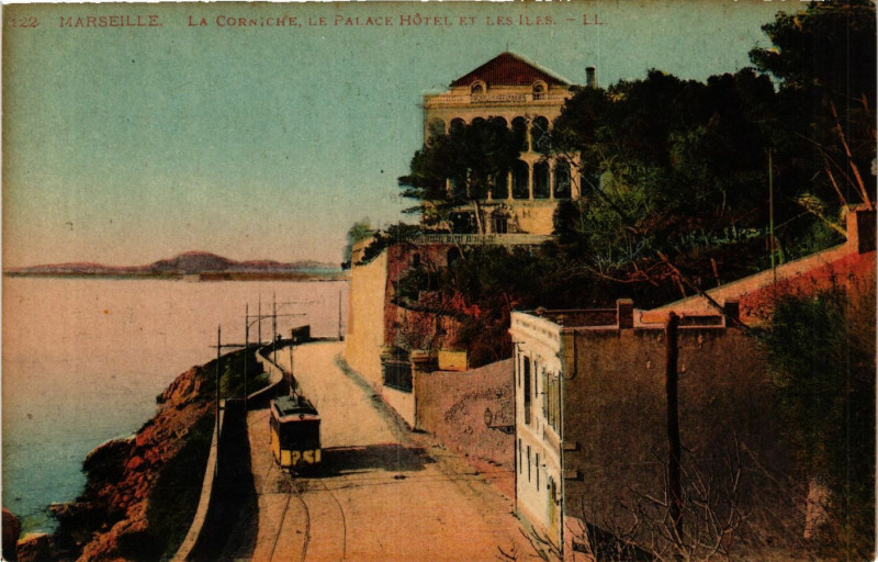 Carte postale ancienne Marseille La Corniche Le Palace Hotel et les Iles à Marseille