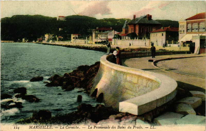Carte postale ancienne Marseille La Corniche La Promenade des Bains du Prado à Marseille
