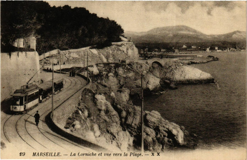 Carte postale ancienne Marseille La Corniche et vue vers la Plage à Marseille