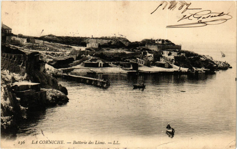 Carte postale ancienne Marseille La Corniche Batterie des Lions à Marseille