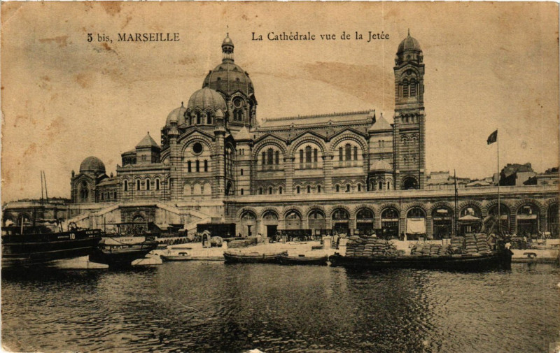 Carte postale ancienne Marseille La Cathedrale vue de la Jetee à Marseille