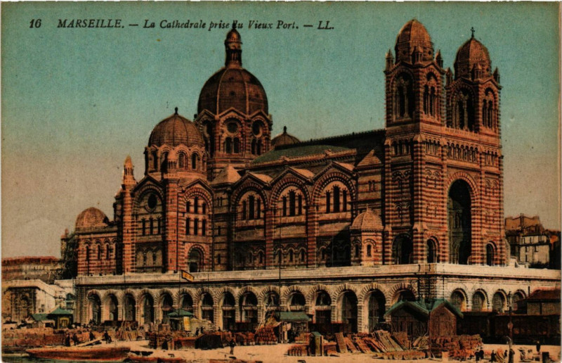 Carte postale ancienne Marseille La Cathedrale prise du Vieux Port à Marseille