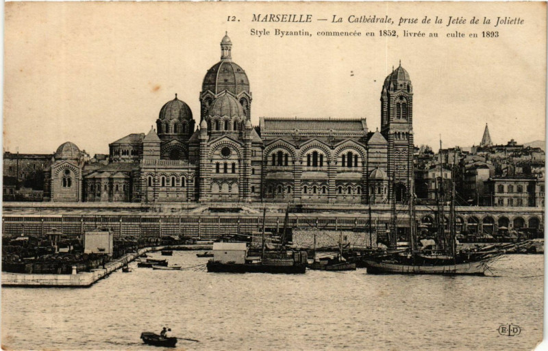 Carte postale ancienne Marseille La Cathedrale prise de la Jetee de la Joliette à Marseille