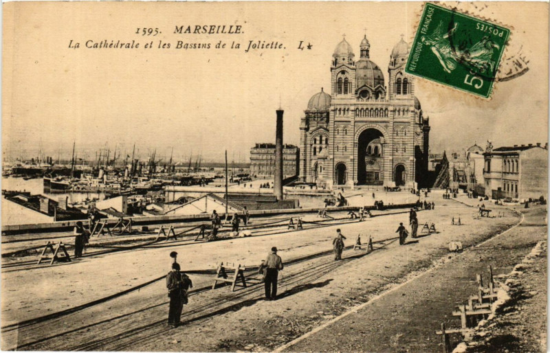 Carte postale ancienne Marseille la Cathedrale et les Bassins de la Joliette à Marseille