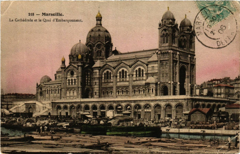 Carte postale ancienne Marseille La Cathedrale et le Quai d'Embarquement à Marseille